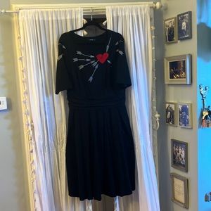 Stretch cotton and embroidered dress. Side zipper.